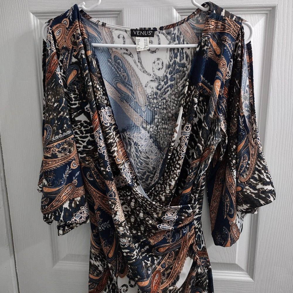 Venus: Cold shoulder, paisley print blouse. Color: multi